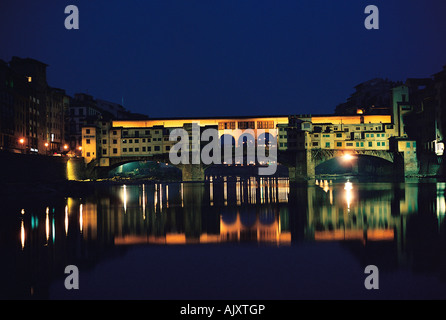 L'Italia. Firenze. Ponte Vecchio illuminata di notte. Foto Stock