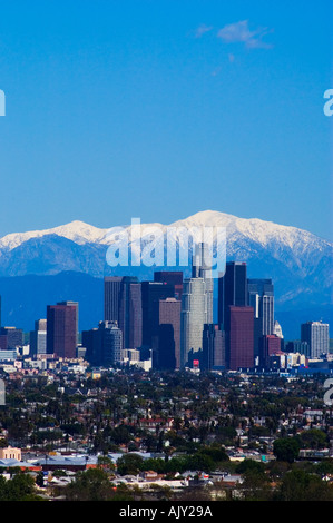 Coperta di Neve Montagne di San Gabriel dietro il centro cittadino di Los Angeles skyline Foto Stock