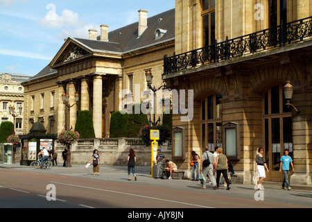 Colonne in pietra ingresso al Palazzo di Giustizia e il teatro nella città di Reims Centre Francia Foto Stock