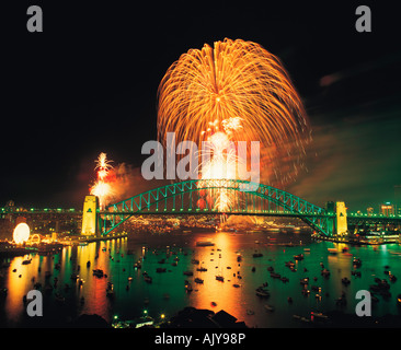 Australia. Nuovo Galles del Sud. Fuochi d'artificio su Sydney Harbour Bridge.colorata Foto Stock