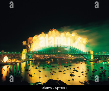 Australia. Nuovo Galles del Sud. Fuochi d'artificio su Sydney Harbour Bridge.colorata Foto Stock