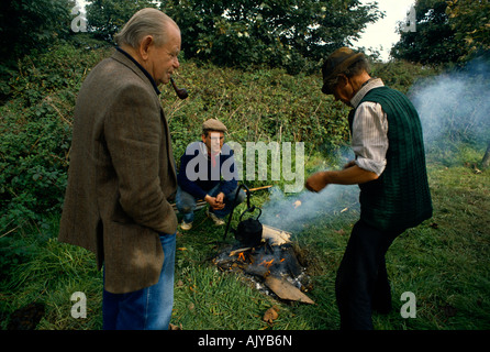 Gli zingari / New Age viaggiatori acqua bollente sul fuoco aperto Redruth Cornwall Inghilterra Foto Stock