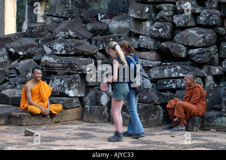 Cambogia Siem Reap Angkor Wat Bayon turisti e monaci Foto Stock