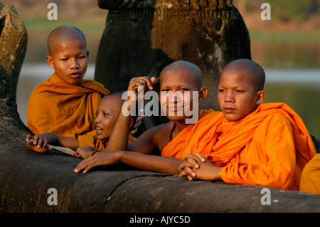 Cambogia Siem Reap monaci nel sole di sera a Angkor Wat Foto Stock