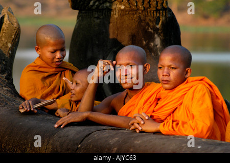 Cambogia Siem Reap monaci nel sole di sera a Angkor Wat Foto Stock