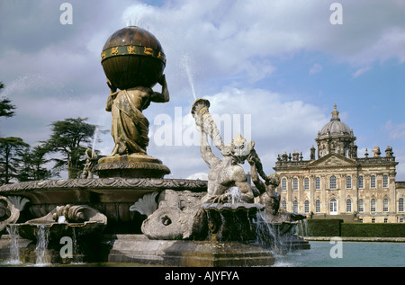 Atlas Fontana con casa oltre, Castle Howard, North Yorkshire, Inghilterra, Regno Unito Foto Stock