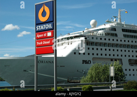 La nave di crociera Oriana, ancorato in Olden, Norvegia Foto Stock