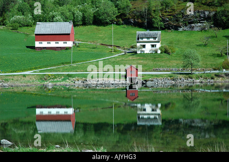 Le case si riflette nel lago di olden, Norvegia Foto Stock