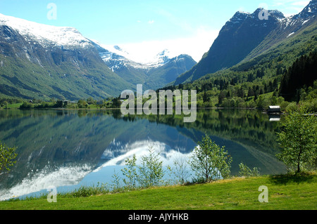 Le riflessioni di montagna al lago di olden, Norvegia Foto Stock
