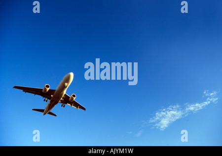 Aereo commerciale sbarco,i cieli blu, l'Aeroporto Internazionale di Miami Foto Stock