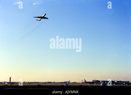 Aereo commerciale decollo al tramonto, oltre aeroporto, dall'Aeroporto Internazionale di Miami Foto Stock