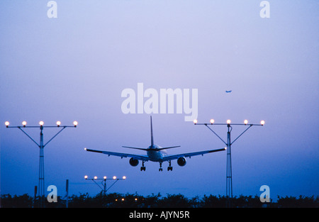 Aereo commerciale sbarco,i cieli blu, l'Aeroporto Internazionale di Miami Foto Stock