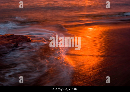 Sunrise luce riflessa sulla luce il surf e la sabbia sul Campbell's cove beach, Campbell's Cove, PE/PEI Prince Edward Island, Canada Foto Stock