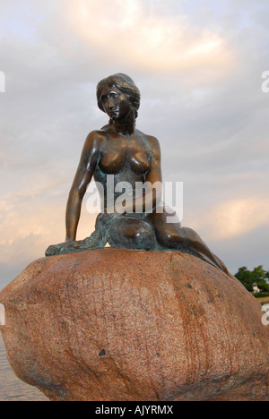 Sirenetta famosa 1913 statua nel porto di Copenhagen, Danimarca. Attraente luce della sera Foto Stock