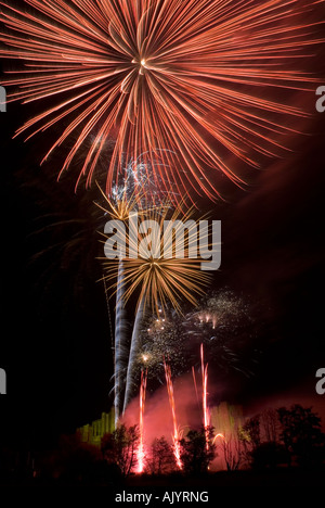 Fuochi d'artificio a Kenilworth Castle 5 Novembre Guy Fawkes celebrazioni Foto Stock
