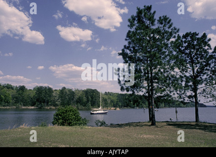Una vista del lago Eufaula Alabama da uno della città s bellissimi parchi Foto Stock