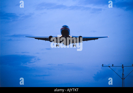 Aereo commerciale sbarco,i cieli blu, l'Aeroporto Internazionale di Miami Foto Stock