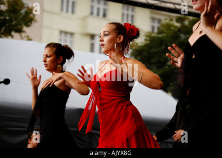 Giovani romany gypsy ballerini in latino performance di danza in un festival estivo a Bratislava, in Slovacchia. Foto Stock