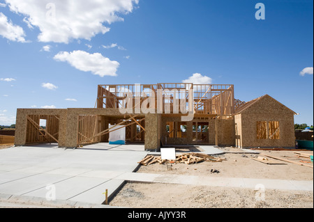Casa in costruzione sulla giornata estiva con cielo blu e nuvole Foto Stock