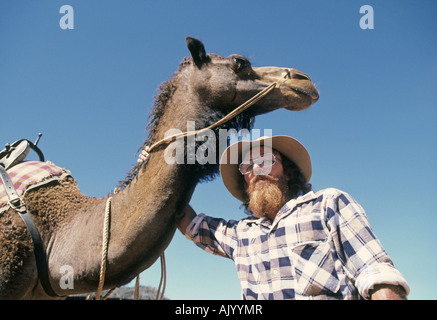 AUSTRALIA QUEENSLAND OUTBACK un cammello driver su una remota stazione di bestiame nel Queensland Outback