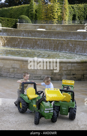 Inghilterra Regno Unito UK,Gran Bretagna Inglese britannico,Northumberland,Alnwick,The Alnwick Garden,Grand Cascade,trattori giocattolo,ragazzi,ragazzi maschi bambini ch Foto Stock