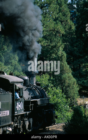 Eruttazione di fumo da un Coal Fired locomotiva a vapore come ingegnere guarda a Durango e Silverton Narrow Guage Railroad Colorado USA Foto Stock