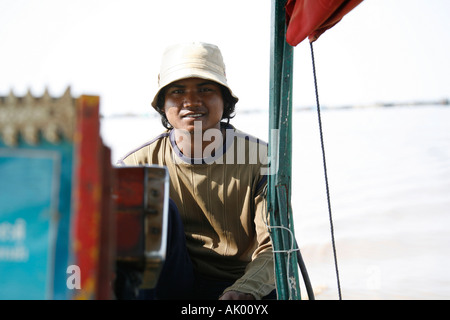 Acqua cambogiano taxi guida al villaggio galleggiante di Chong Kneas sul lago Tonle Sap Foto Stock