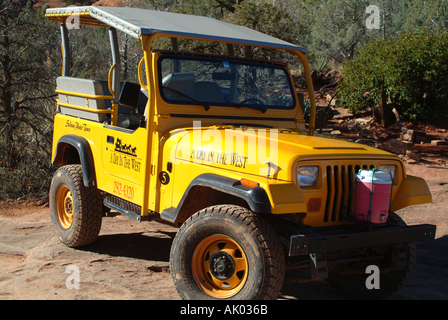 Giallo Jeep nella Red Rock Country a freccia tratteggiata Trail Sedona in Arizona Stati Uniti America STATI UNITI D'AMERICA Foto Stock