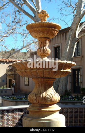 Fontana di acqua a Tlaquepaque Sedona in Arizona Stati Uniti America STATI UNITI D'AMERICA Foto Stock