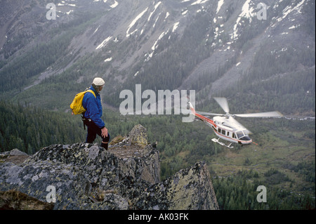 Un helihiker prende nella vista in Bugaboo Montagne in British Columbia Foto Stock