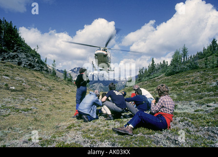 Helihikers prepararsi a bordo di un elicottero nel paese di high del Bugaboo Montagne in British Columbia Foto Stock