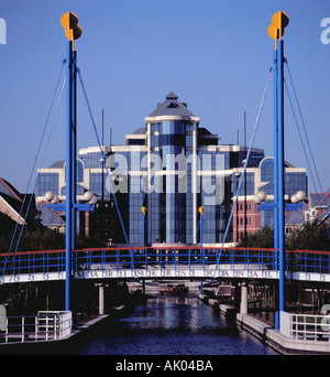 La rigenerazione urbana; Victoria Building visto lungo i marittimi Canal, Salford Quays, Greater Manchester, Inghilterra, Regno Unito. Foto Stock