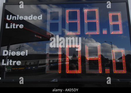 I prezzi del carburante visualizzato su pompe di benzina a 99.8p benzina e 89p diesel Foto Stock