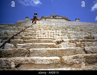 "Ascendere al cielo' salite ripide con catena di ferro alla sommità del Maya piramide di pietra Uxmal Yucatan Messico centrale America latina Foto Stock