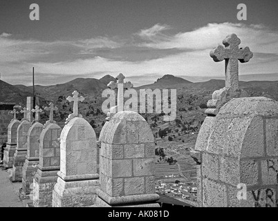 Riga di parità di chiesa cattolica attraversa tombe allineate sulla sommità ripida collina Copacabana sul lago Titicaca Bolivia Sud America Latina Foto Stock