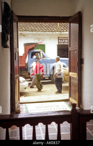 Vita & tempo che passa attraverso la porta di entrata del hotel Carpe Diem 20.08 hr 13 02 Santa Marta Colombia Sud America Latina Foto Stock