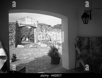 Vista della caratteristica della vecchia città coloniale attraverso la serie di arcate in pietra Colonia del Sacramento Uruguay Sud America Latina Foto Stock