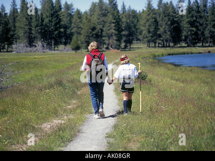 Una madre e figlia escursione il fiume Deschutes Trail sud di piegare vicino prato recreation area Foto Stock