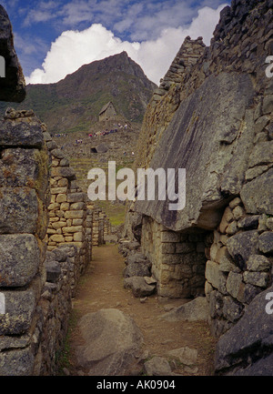 Strada stretta via di passaggio della muratura ospita il centro urbano perso città Inca di Machu Picchu Cuzco Perù Sud America Latina Foto Stock