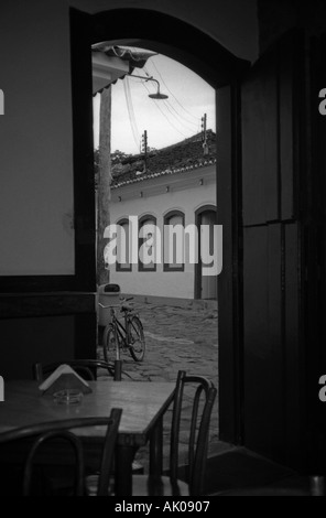 Visualizzare caratteristici edifici coloniali e vie di dall'interno di caff Paraty Rio de Janeiro in Brasile Brasil Sud Ameri Latina Foto Stock