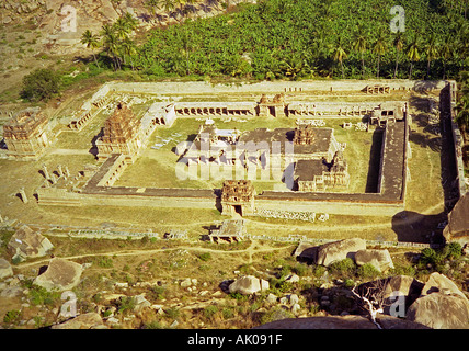 Vista aerea enorme piazza rovine sotto terra tempio & zona Palazzo Palm tree Vijayanagar Hampi Karnataka India Asia del Sud Foto Stock