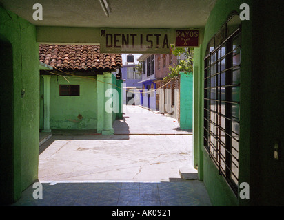 Colorata architettura coloniale entrata casa corte dentista segno exotic tropical Antigua Guatemala centrale America Latina Foto Stock