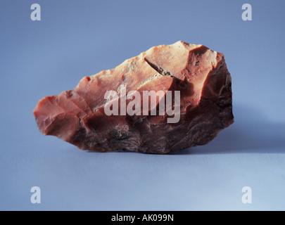 Dettaglio di un chert o flint punta di proiettile arrowhead o attrezzo fabbricato dal neolitico gli esseri umani 8000 10000 anni fa Foto Stock