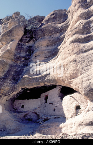 Una vista di antichi Indiani Mogollon cliff case fatte di roccia e fango in Gila Wilderness Foto Stock