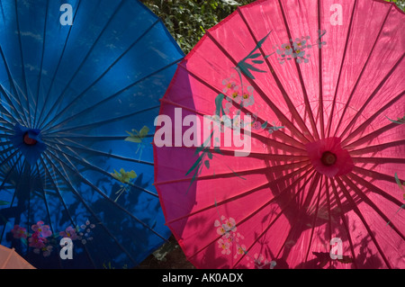 Ombrelloni colorati per la vendita della Repubblica popolare di Cina Foto Stock