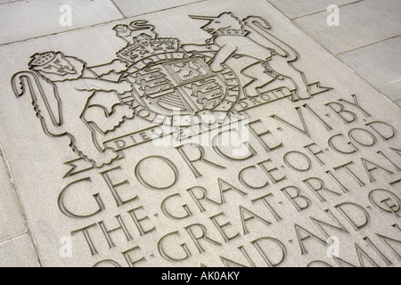 Regno Unito Inghilterra Lancashire, Manchester, Albert Square, Municipio, memoriale, re Giorgio VI, famiglia genitori genitori figli, cresta, UK071006024 Foto Stock