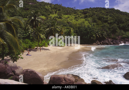 Vicino alla spiaggia vuota di Anse Major sull'isola molto lussureggiante di Mahe, Seychelles. Foto Stock