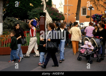 Popolo messicano, sempre insieme, parco pubblico, jardin zenea, zenea giardino, Santiago de Querétaro, queretaro, Stato di Queretaro, Messico Foto Stock