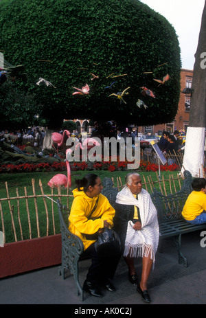 Donne messicane, ottenendo, seduti insieme nel parco pubblico, Jardin Zenea, Zenea giardino, Santiago de Querétaro, Queretaro, Stato di Queretaro, Messico Foto Stock