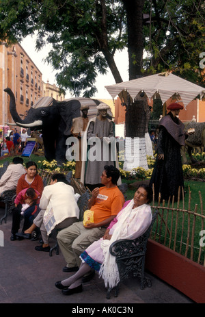 Popolo messicano, ottenendo, seduti insieme nel parco pubblico, Jardin Zenea, Zenea giardino, Santiago de Querétaro, Queretaro, Stato di Queretaro, Messico Foto Stock